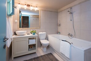 Apartamento | Baño | Bañera, artículos de higiene personal gratuitos y secador de pelo