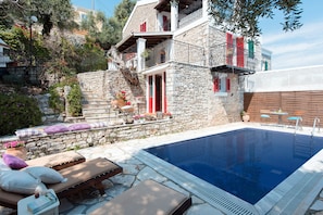 Outdoor pool, pool loungers - Villa Agni (Corfu)