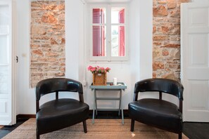 Villa, 2 habitaciones, alberca privada | Área de sala de estar | Televisión de pantalla plana 