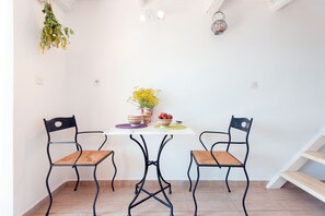 Apartment, 1 Schlafzimmer | Essbereich im Zimmer