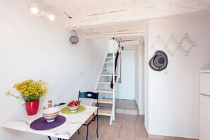 Apartment, 1 Bedroom | In-room dining