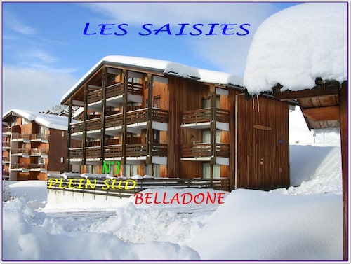 APARTMENT ON THE GROUND FLOOR FACING SOUTH NEAR THE SLOPES + PRIVATE PARKING