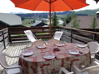 APARTMENT ON THE GROUND FLOOR FACING SOUTH NEAR THE SLOPES + PRIVATE PARKING