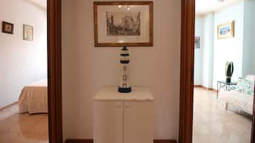 3 camere, una scrivania, insonorizzazione, ferro/asse da stiro