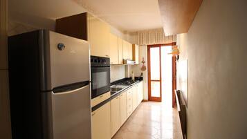 Kühlschrank, Ofen, Herdplatte, Kochgeschirr/Geschirr/Besteck