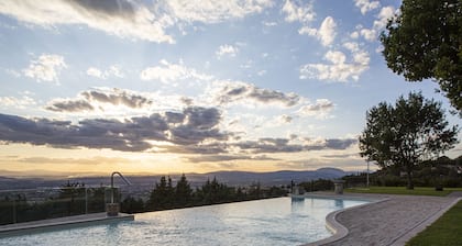 Villa Fé with swimming pool in Assisi