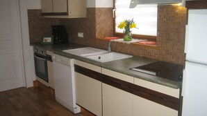 Cucina con lavastoviglie, forno e bacinella doppia.
