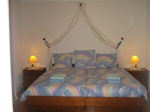 4 bedrooms, iron/ironing board, WiFi, bed sheets