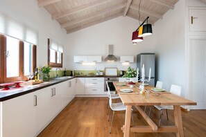 House, 2 Bedrooms | Private kitchen