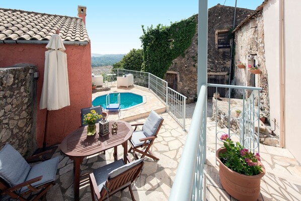 House, 2 Bedrooms | Balcony