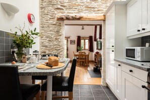 Fridge, microwave, oven, stovetop - Charming rural Water Mill conversion with private hot tub & EV charging (Looe)