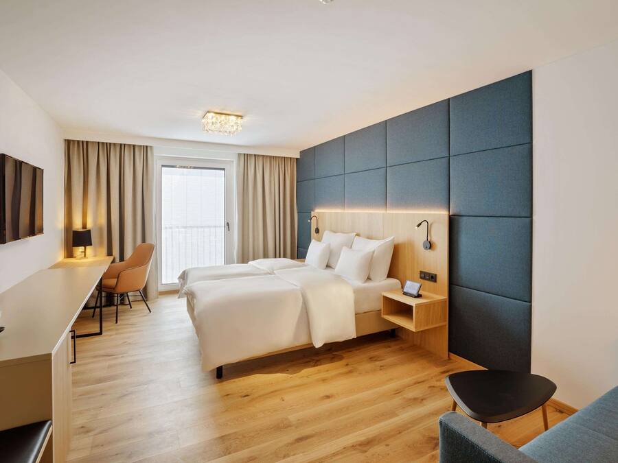 Minibar, in-room safe, desk, WiFi (free)