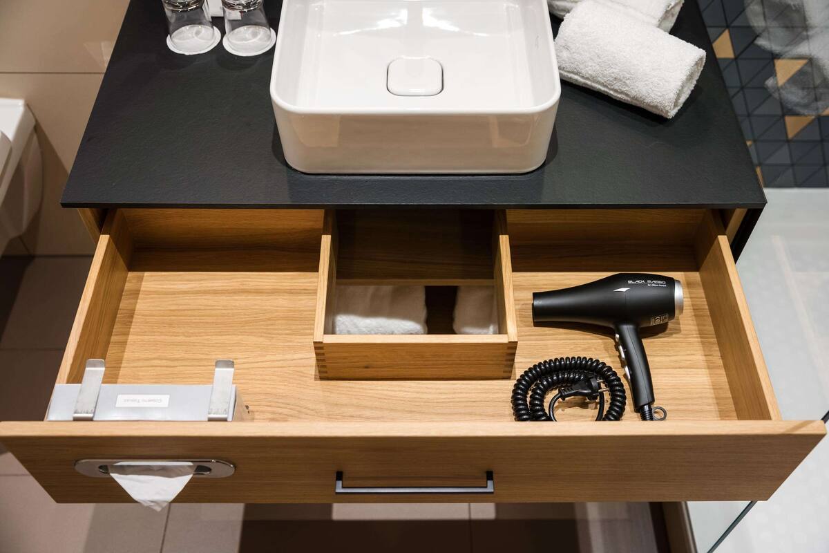 Minibar, safe på rommet, skrivebord og wi-fi (inkludert)