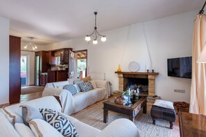 บ้านพัก, 3 ห้องนอน | บริเวณนั่งเล่น | ทีวีจอแบน, เตาผิง