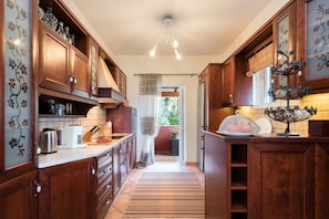 House, 3 Bedrooms | Dapur peribadi | Peti sejuk/penyejuk beku saiz penuh, ketuhar, dapur, pembancuh kopi/teh