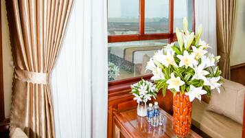 Deluxe tweepersoonskamer, 1 queensize bed, niet-roken, uitzicht op bergen | Een bureau, gratis wifi, beddengoed