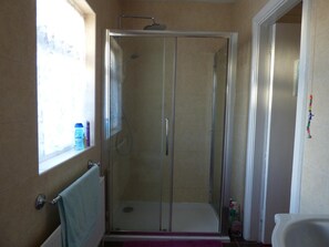 Douche, pomme de douche hydromassante, articles de toilette (gratuits)