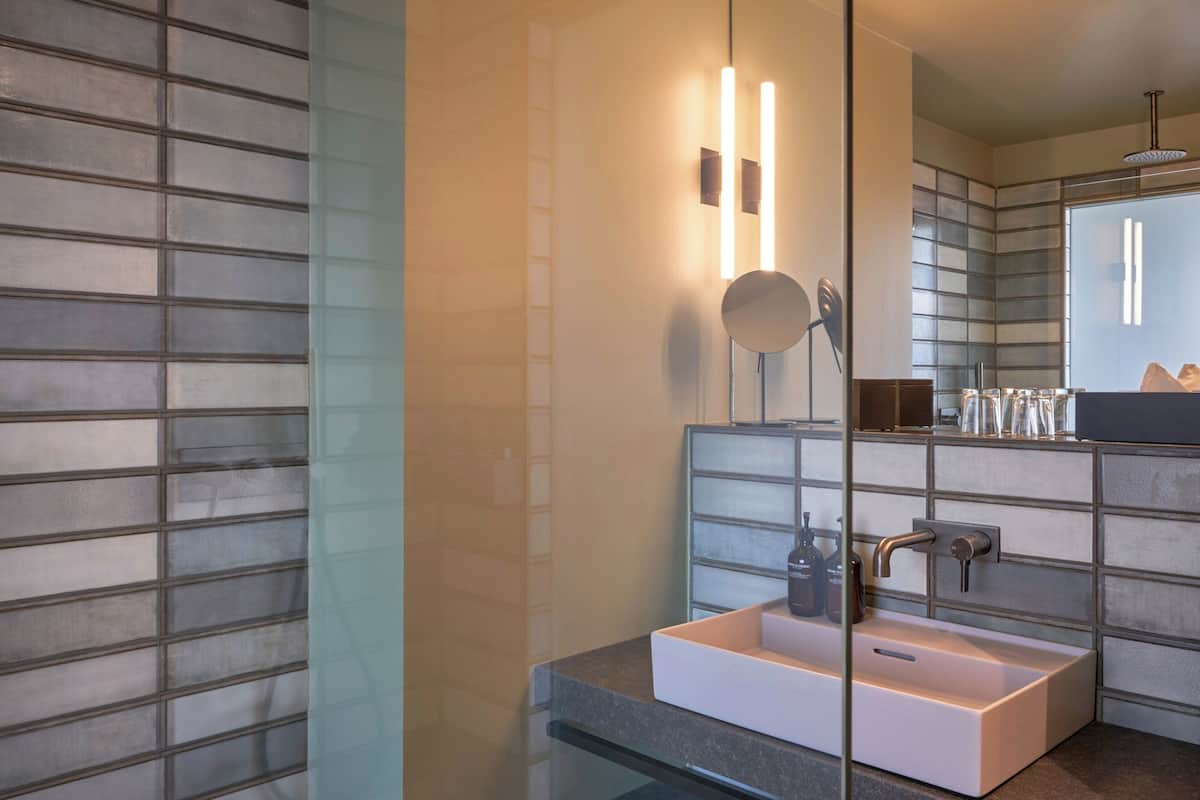 junior suite, 1 king bed, non smoking | bathroom | hair dryer, towels, soap, shampoo