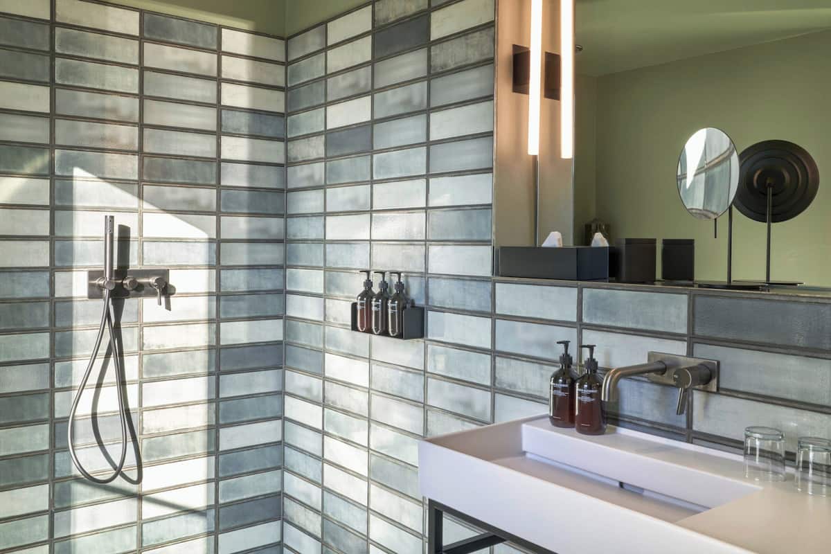 premium room, 1 king bed, non smoking | bathroom | hair dryer, towels, soap, shampoo