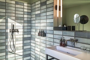 Premium Room, 1 King Bed | Bathroom | Hair dryer, towels, soap, shampoo - Gekko House, Frankfurt, a Tribute Portfolio Hotel (Frankfurt)