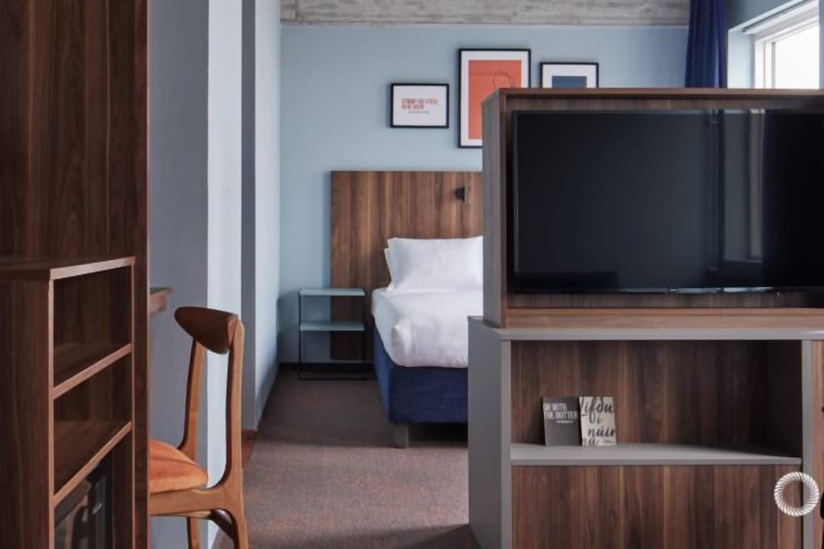 Minibar, caixa forta a l'habitació i escriptori
