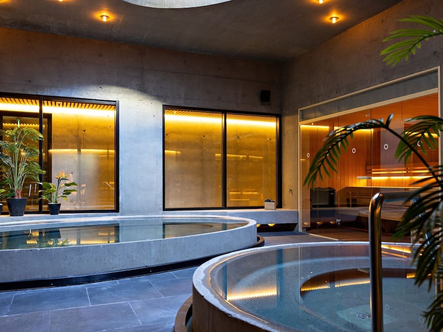 Sauna, tina de hidromasaje, 3 salas de tratamiento y masajes