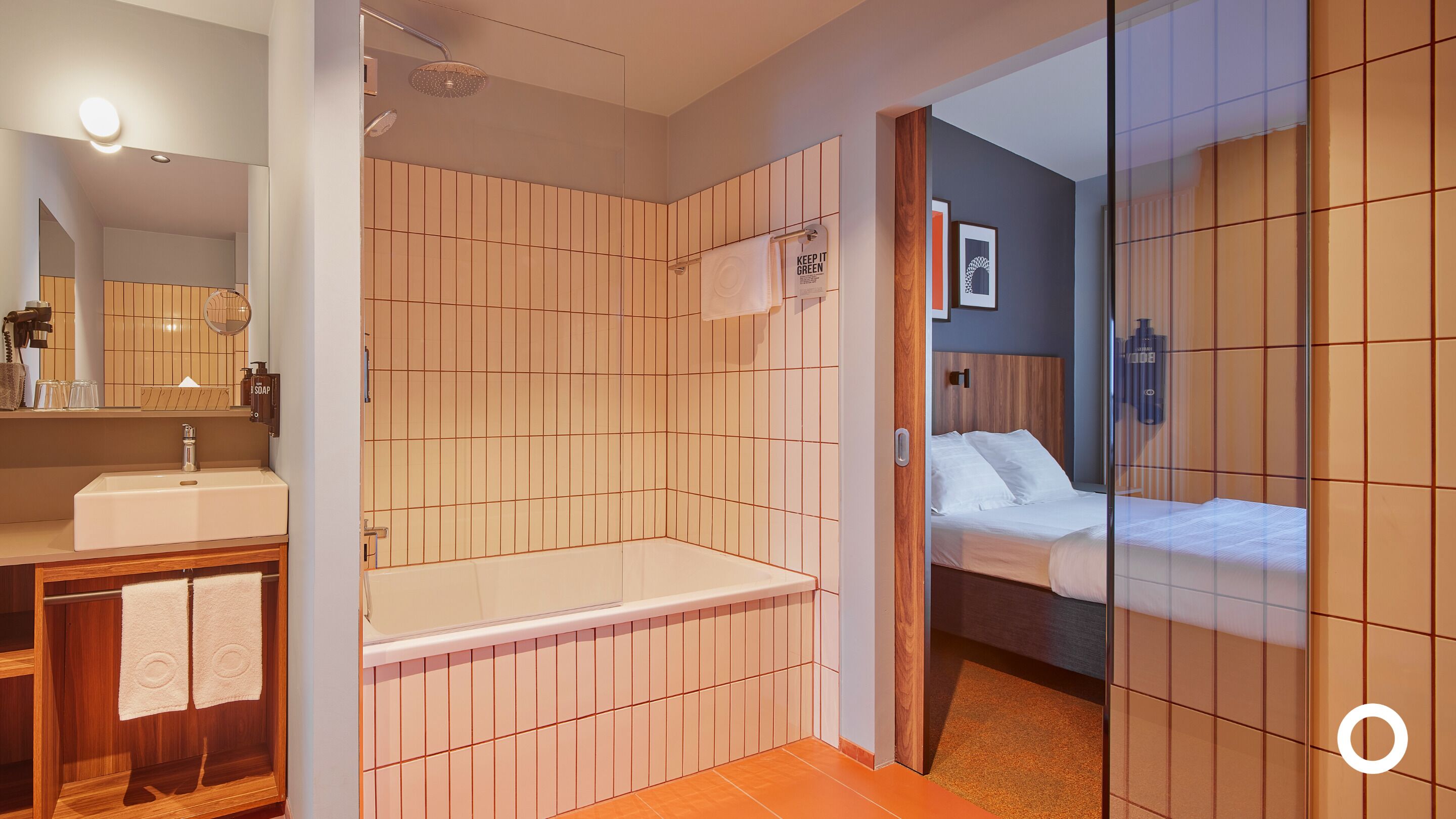 suite with spa access | bathroom | free toiletries, hair dryer, bathrobes, towels