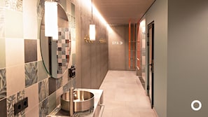 Sauna, bañera de hidromasaje, 3 salas de tratamientos, masajes