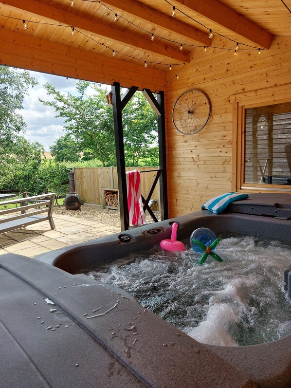 Property grounds - Inviting 2 Bedroom Barn Conversion, Rural Norfolk (Norwich)