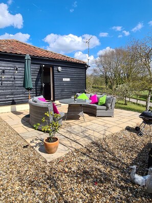 Property grounds - Inviting 2 Bedroom Barn Conversion, Rural Norfolk (Norwich)