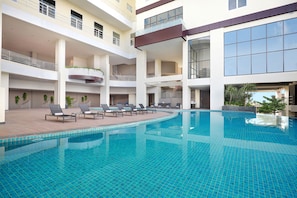 Piscina externa, funciona das 6h às 18h, espreguiçadeiras
