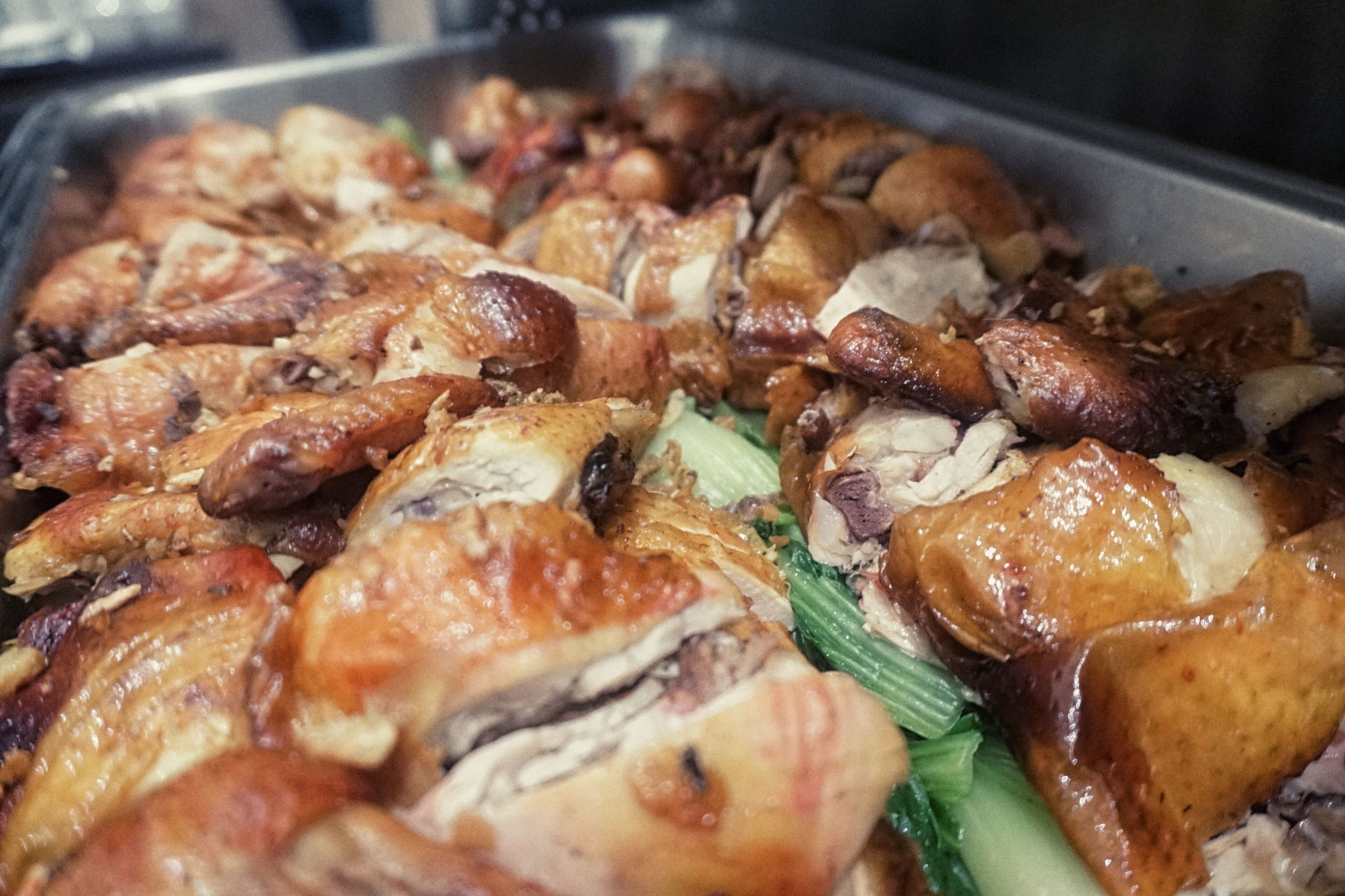 Una bandeja de pollo asado con verduras.