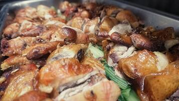 Una bandeja de pollo asado con verduras.