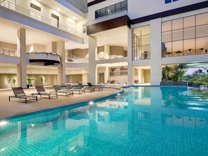 Piscine extérieure, accÚs possible de 6 h à 18 h, chaises longues