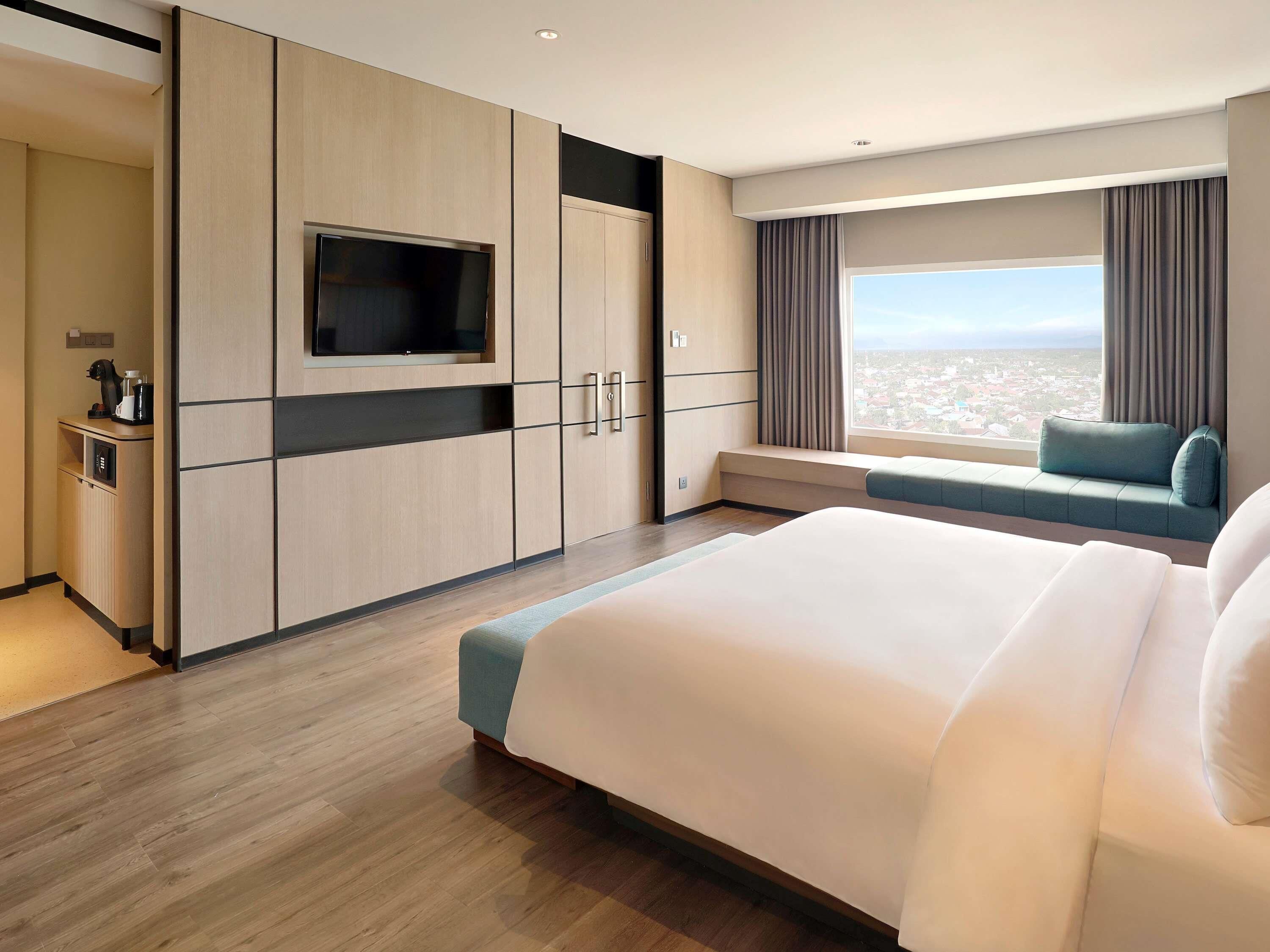 Premium bedding, pillow-top beds, minibar, in-room safe