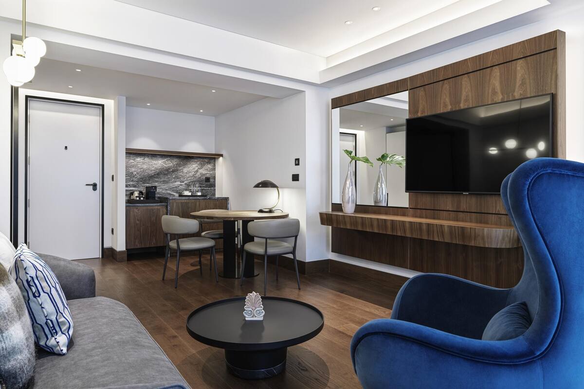 Executive Suite, 1 King Bed | Premium bedding, down comforters, Select Comfort beds, minibar