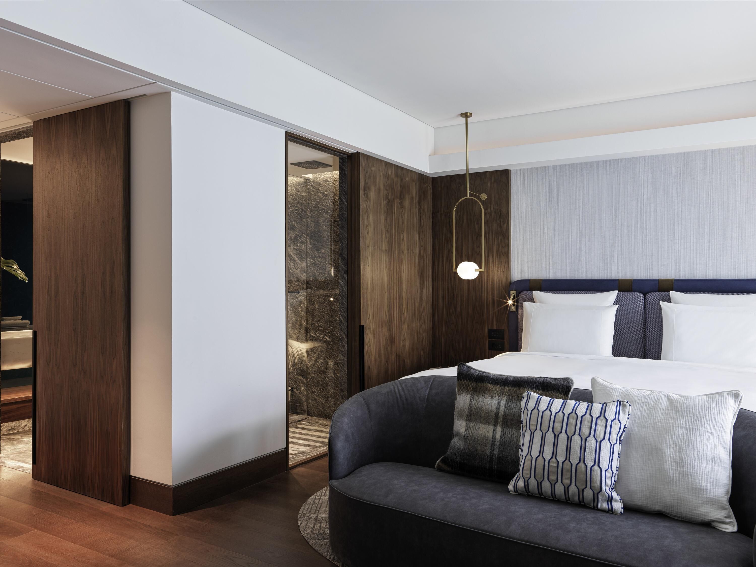 Junior Suite, 1 King Bed | Premium bedding, down comforters, Select Comfort beds, minibar