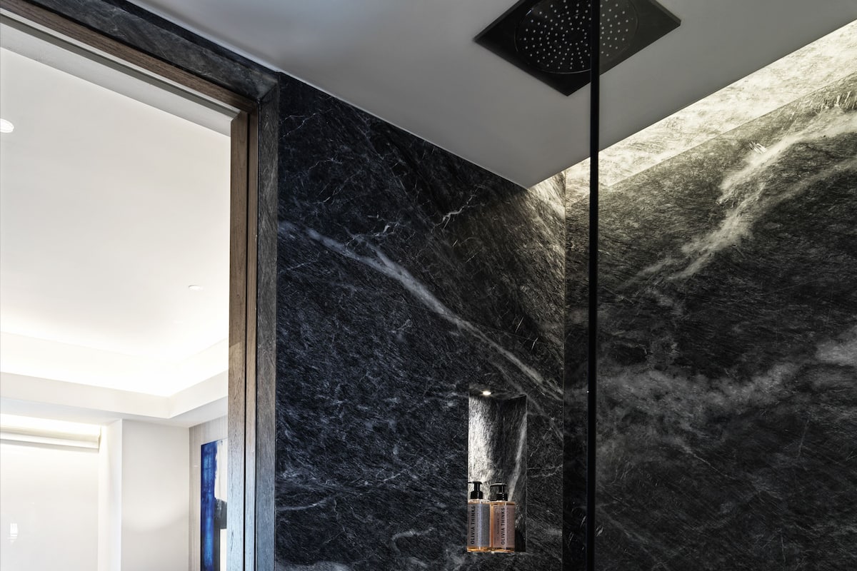 Deluxe Room, 1 King Bed | Bathroom shower