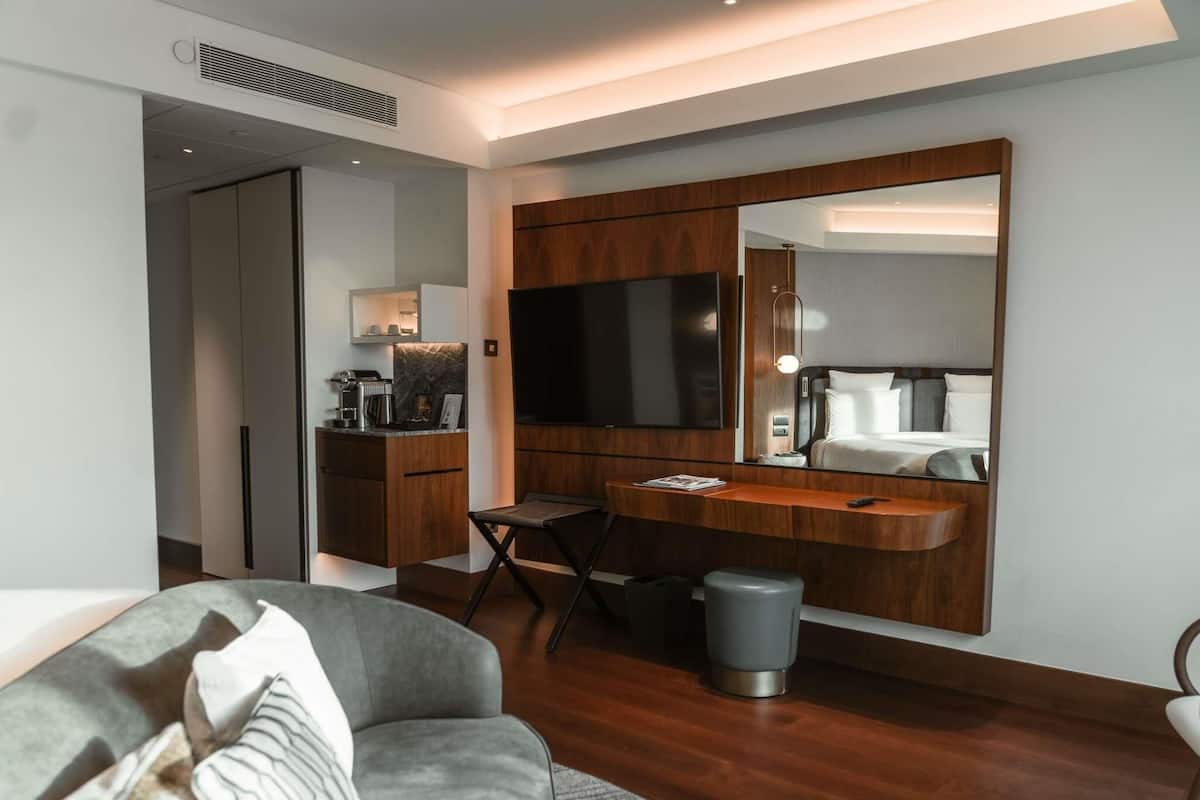 Deluxe Suite, 1 King Bed | Premium bedding, down comforters, Select Comfort beds, minibar