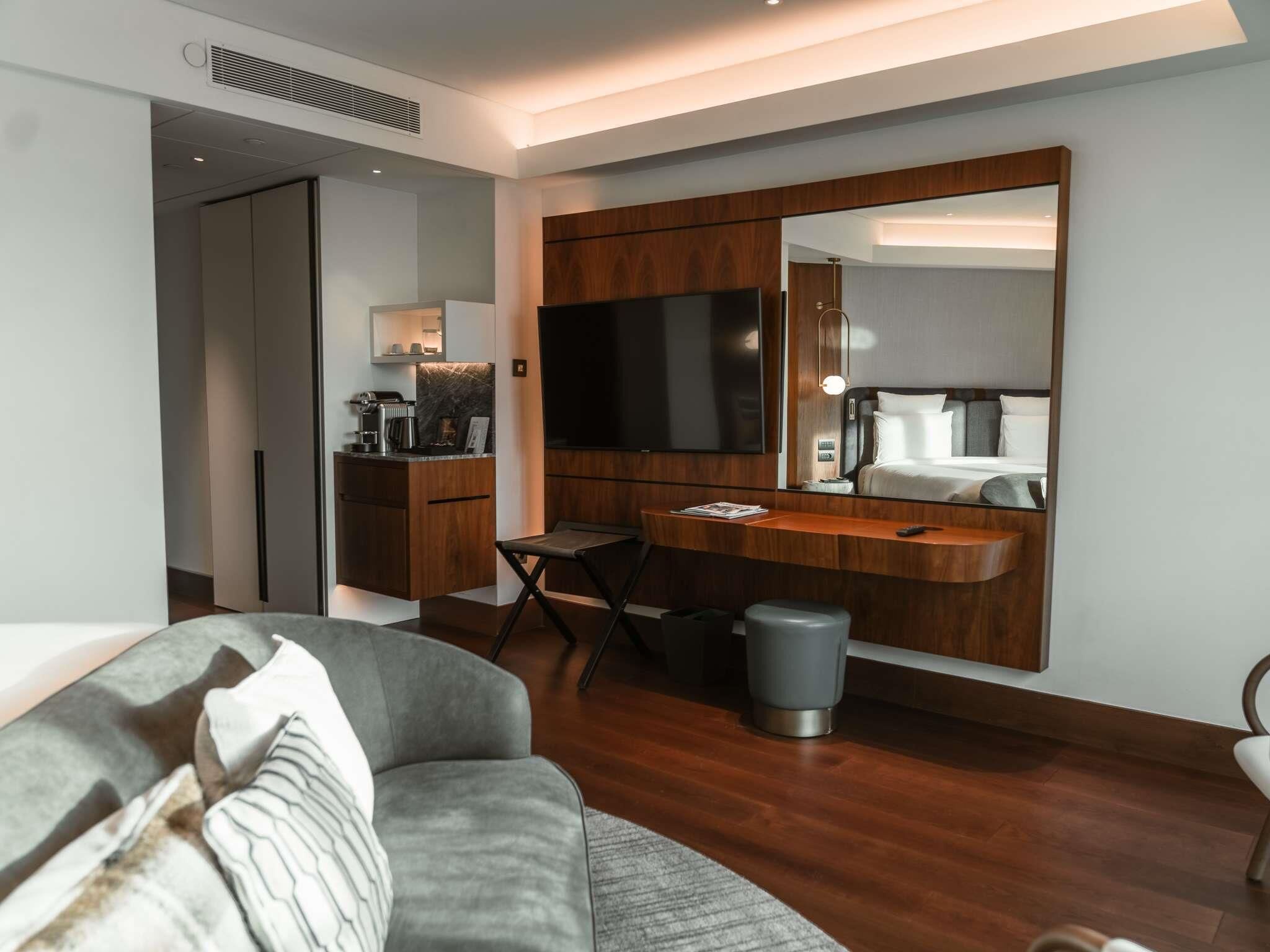 Deluxe Suite, 1 King Bed | Premium bedding, down comforters, Select Comfort beds, minibar