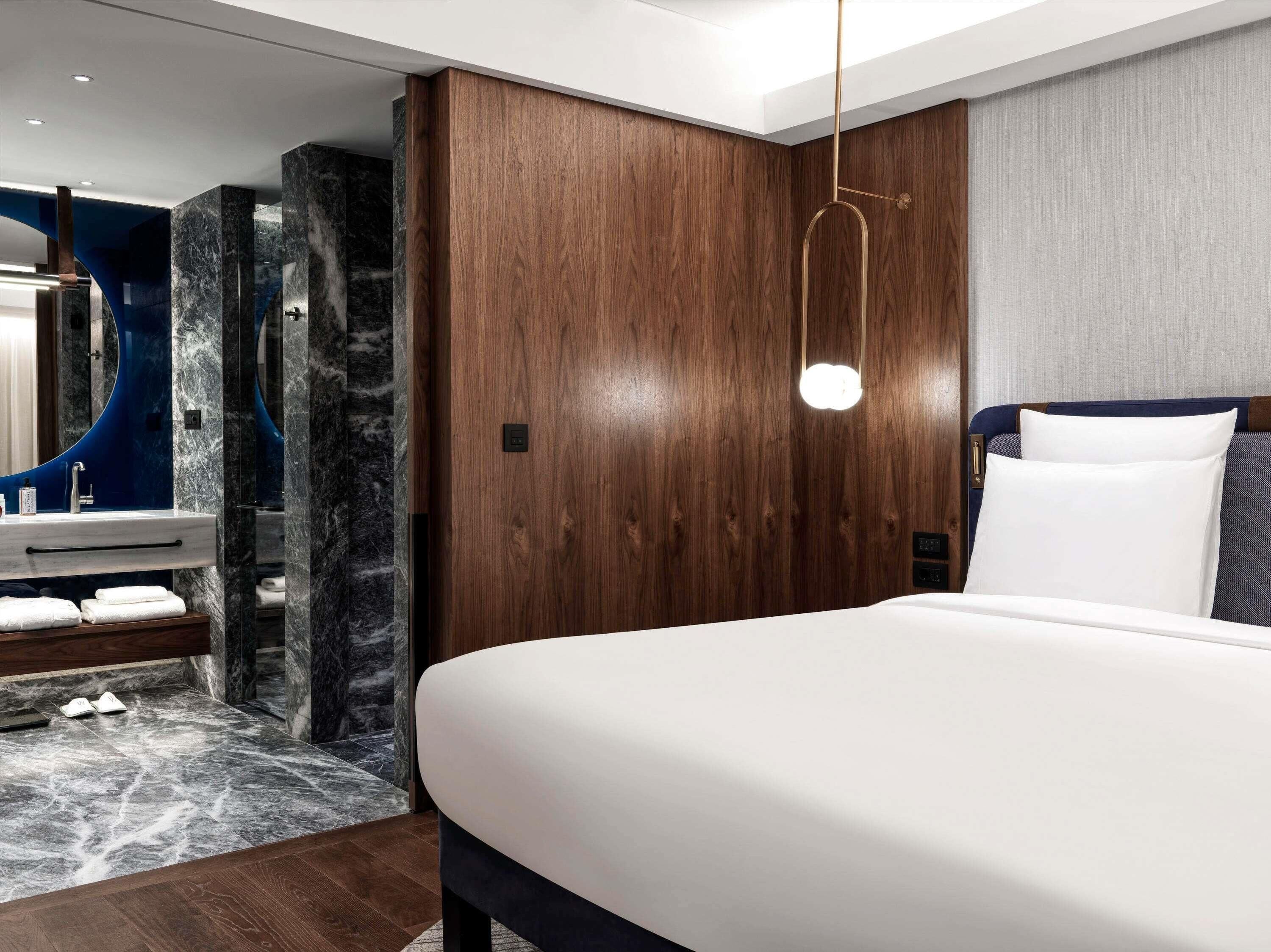 Executive Suite, 1 King Bed | Premium bedding, down comforters, Select Comfort beds, minibar