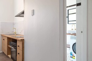 Wasserkocher mit Kaffee-/Teezubehör, Kühlschrank, Mikrowelle, Ofen