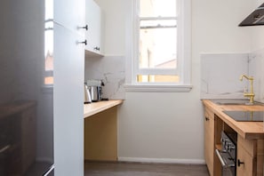 Kühlschrank, Mikrowelle, Ofen, Herdplatte