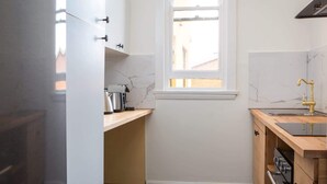 Een koffiezetapparaat/waterkoker, een koelkast, een magnetron, een oven