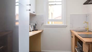 Coffee/tea maker, fridge, microwave, oven