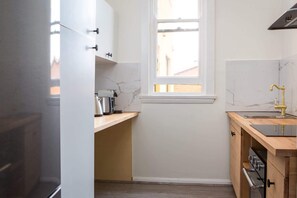 Wasserkocher mit Kaffee-/Teezubehör, Kühlschrank, Mikrowelle, Ofen