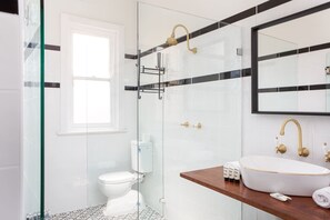 Douche, sèche-cheveux, serviettes fournies, shampoing