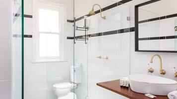 シャワー、ヘアドライヤー、タオル