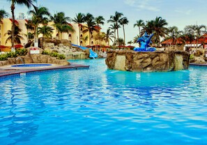 Outdoor pool, pool umbrellas, pool loungers - La Cabana Beach Resort & Casino (Oranjestad)