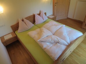 2 bedrooms, in-room safe, travel cot, free WiFi - Holiday apartment valley view (Curon Venosta)